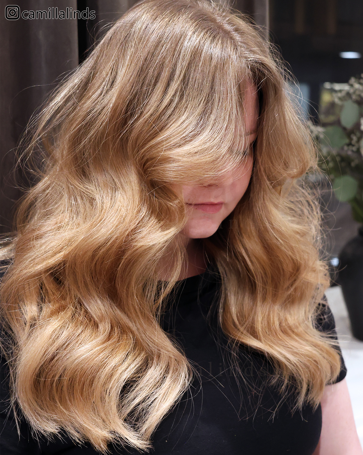 faceframe frisyr med ljusa slingor i en lyxig seamless blond hårfärg