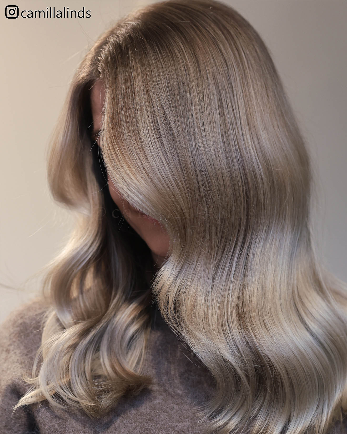 lyxig brunette hårfärg med brunt hår och ljusa slingor i varma toner