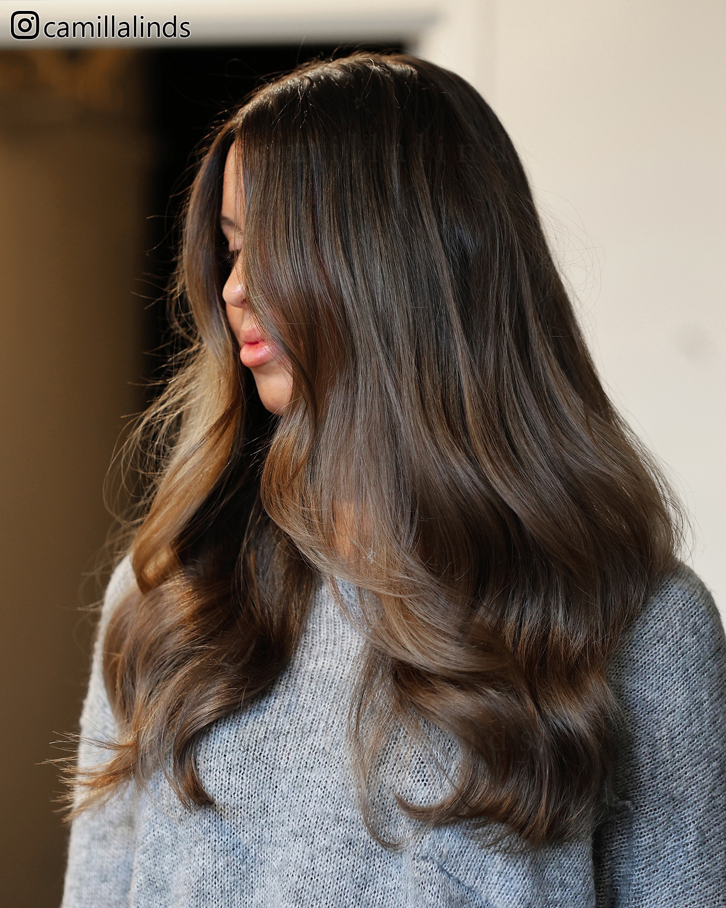 lived in hair frisyr med ljusa slingor i en lyxig mörk blond hårfärg med rootshadow och balayage