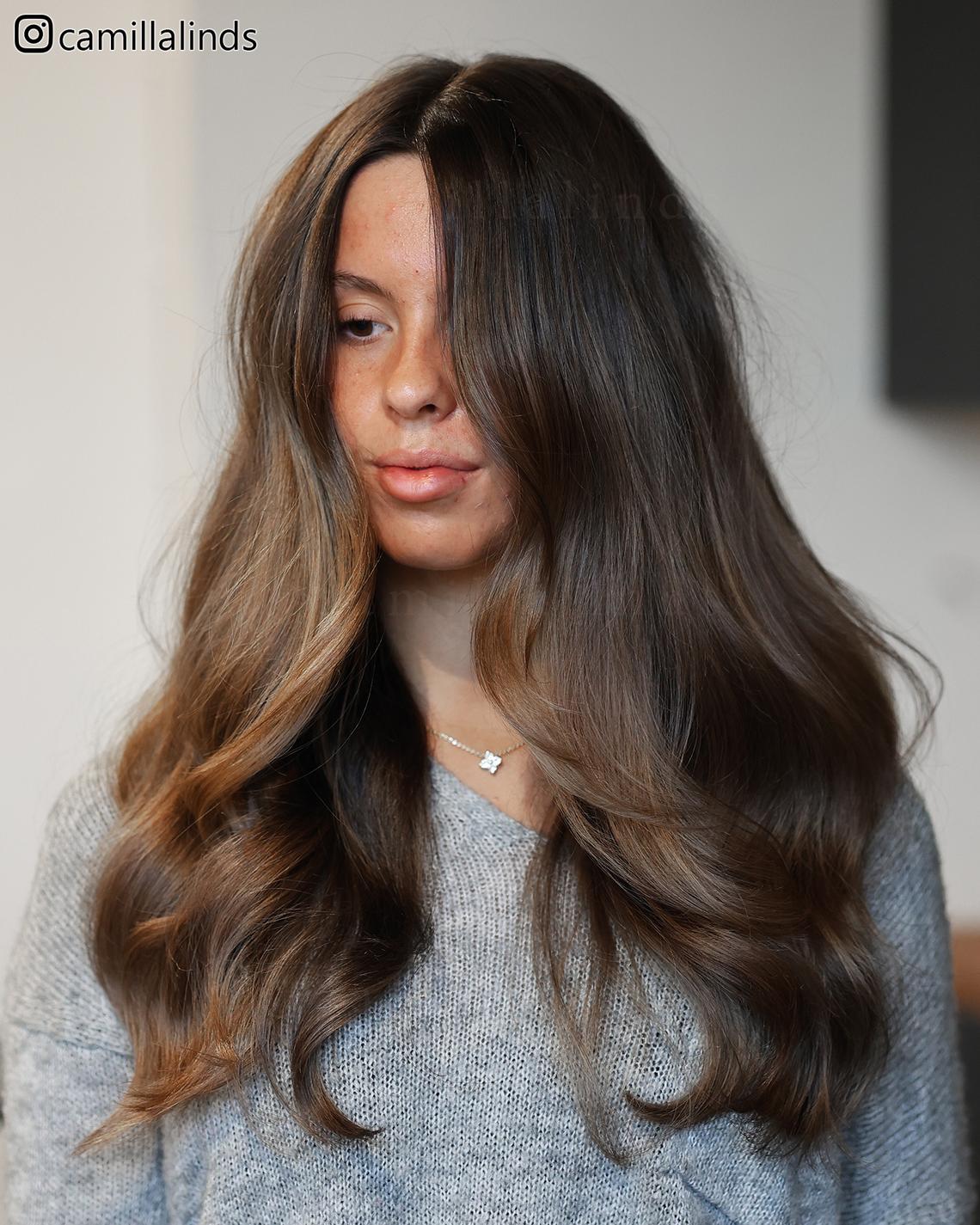 lyxig brunette hårfärg med brunt hår och ljusa slingor i varma toner balayage bronde foilayage seamless